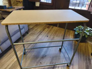 Mesa auxiliar con ruedas