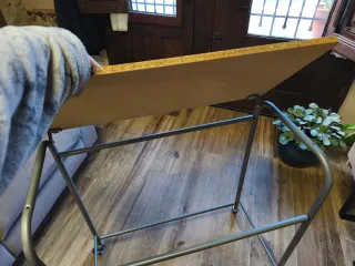 Mesa auxiliar con ruedas