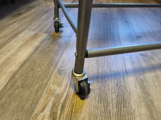 Mesa auxiliar con ruedas