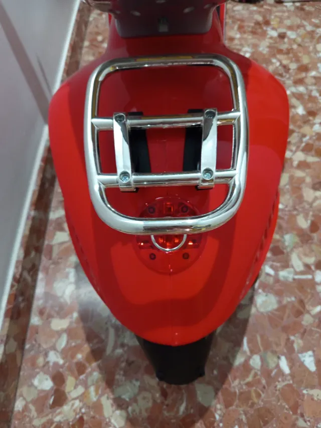 Moto de juguete roja Vespa