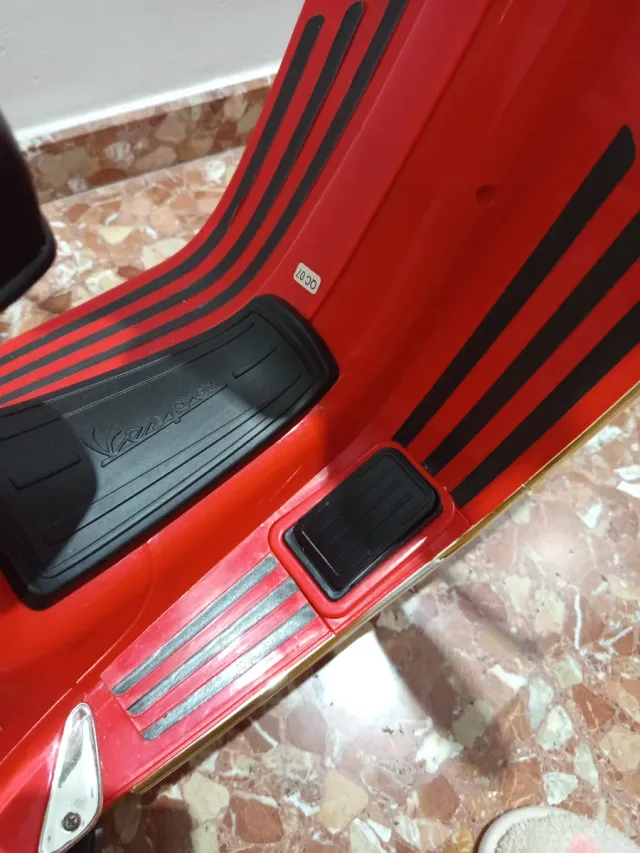 Moto de juguete roja Vespa