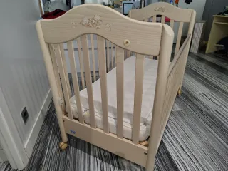Cuna con TODO: colchón, protector y ropa de cama