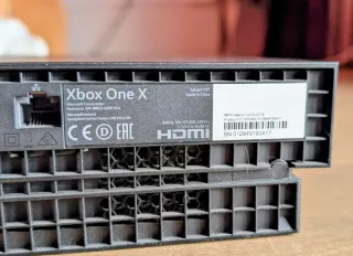 Xbox One X 1TB + 5 Juegos + Mando Rojo