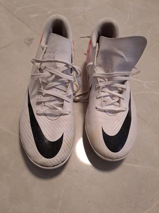 Botas de fútbol Nike blancas  num38.5
