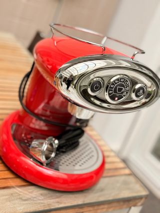 Cafetera Roja Diseño Moderno       illy espresso