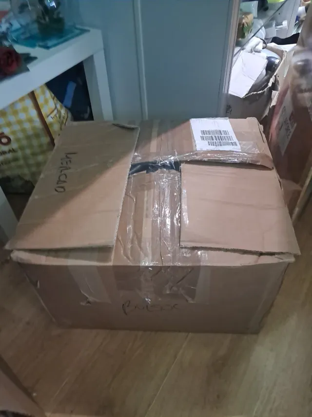 Caja de bolsos, pañuelos y guantes