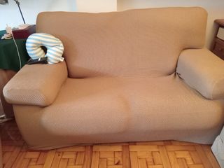 Sofá beige con funda dos plazas