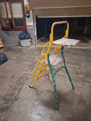 Escalera plegable amarilla y verde.