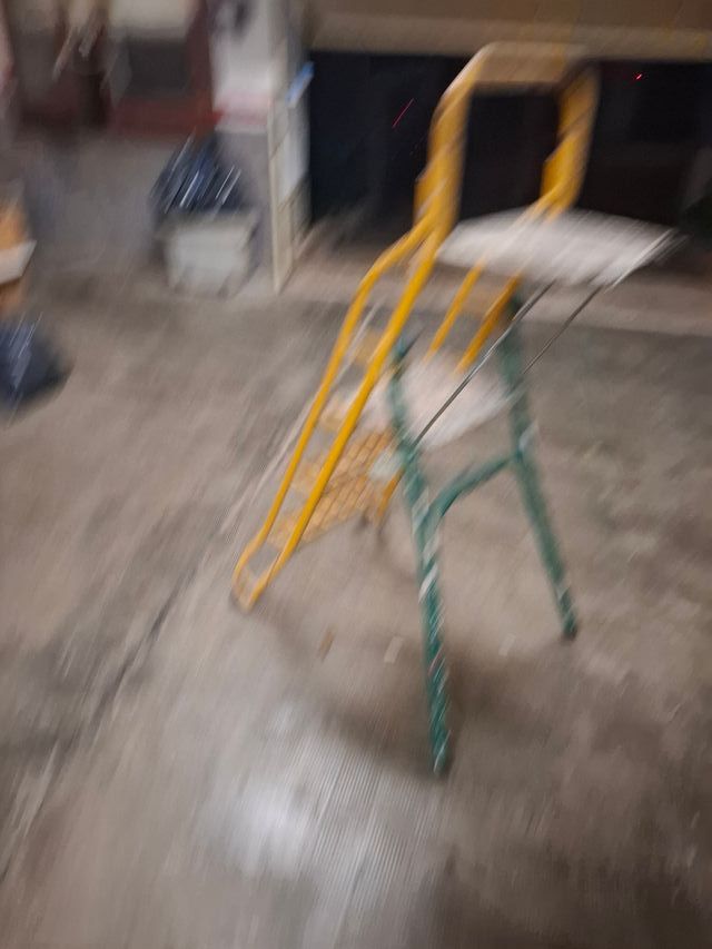 Escalera plegable amarilla y verde.