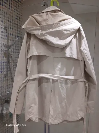 Gabardina corta Stradivarius beige