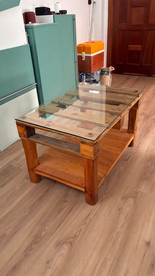Mesa de centro de madera y cristal
