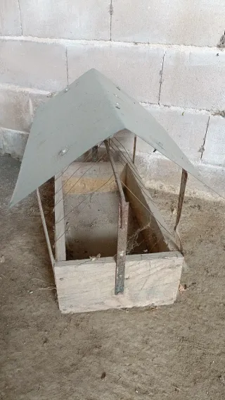 Comedero para gallinas de madera y metal