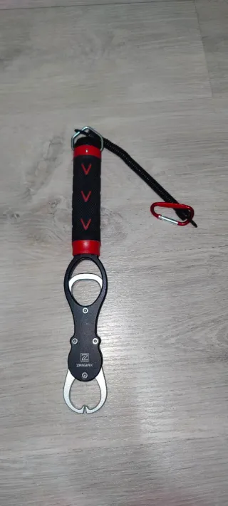 Pinza para peces con báscula