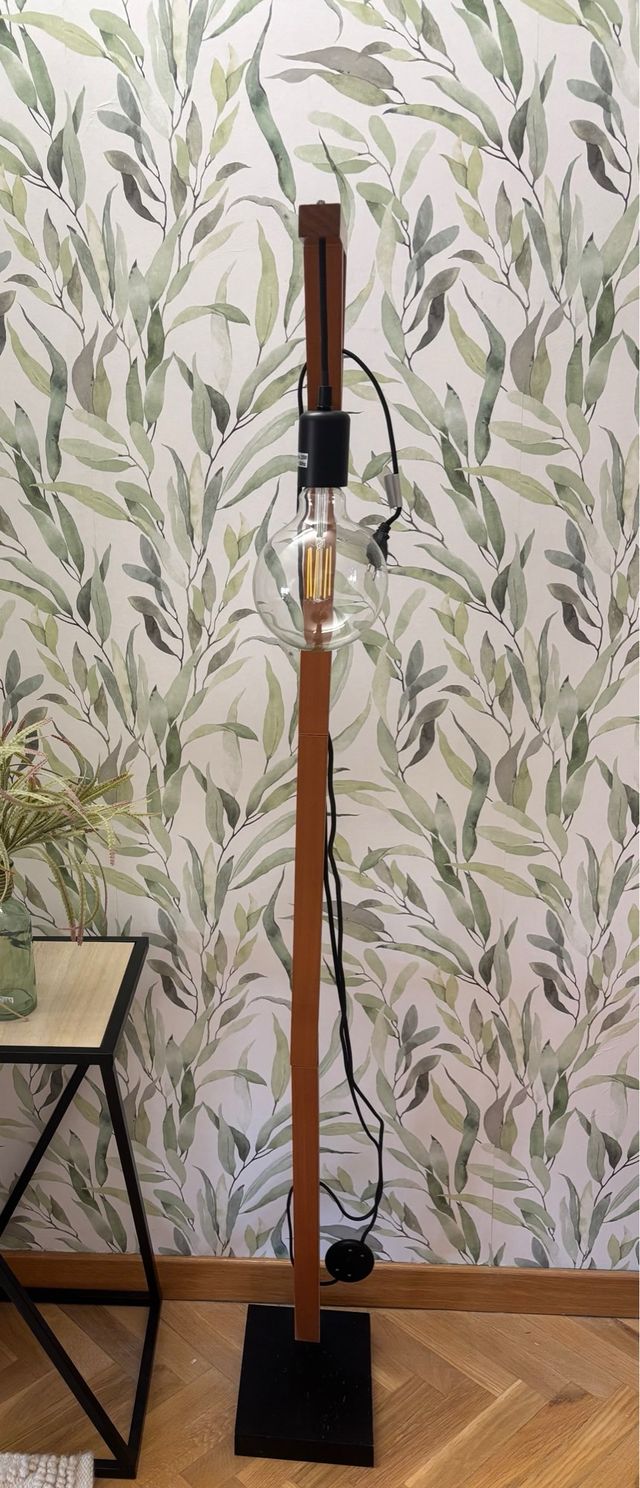 Lâmpada de pé em madeira e metal
