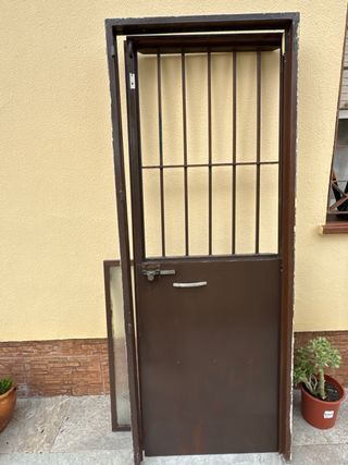 Puerta de hierro con ventana abatible