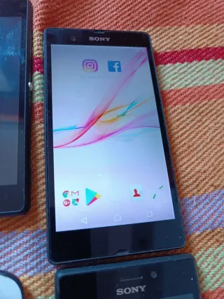 Lotto di 3 cellulari Sony Xperia e Samsung Galaxy S3