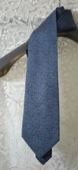 Cravatta blu con fantasia