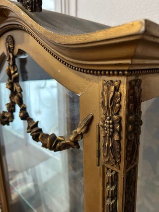 Vitrina antigua estilo clásico dorada (pan de oro)