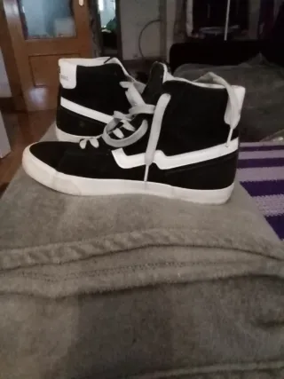 Deportivas altas negras y blancas