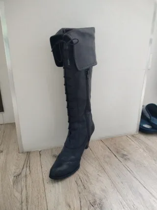 Botas altas de cuero negras.