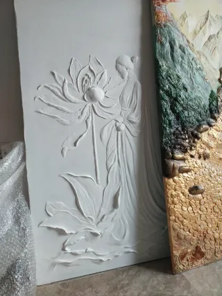Pintura de relieve con figura y flor