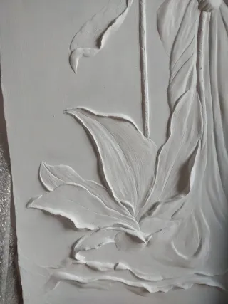 Pintura de relieve con figura y flor