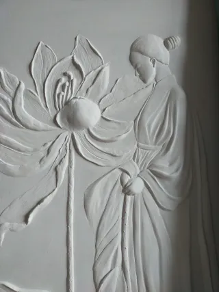 Pintura de relieve con figura y flor