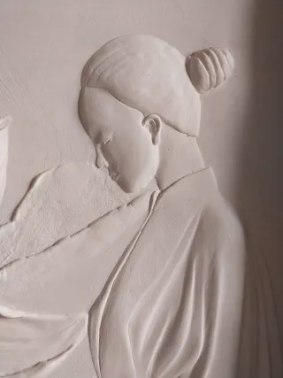 Pintura de relieve con figura y flor