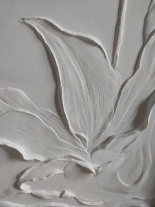 Pintura de relieve con figura y flor