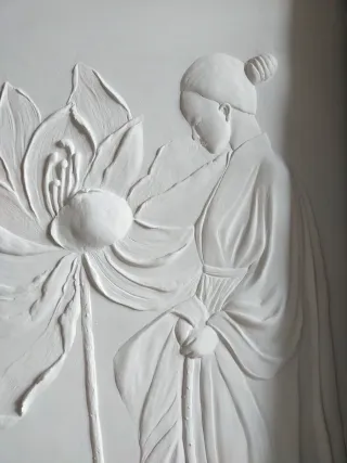 Pintura de relieve con figura y flor