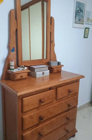 Cómoda de madera con espejo y 2 mesitas