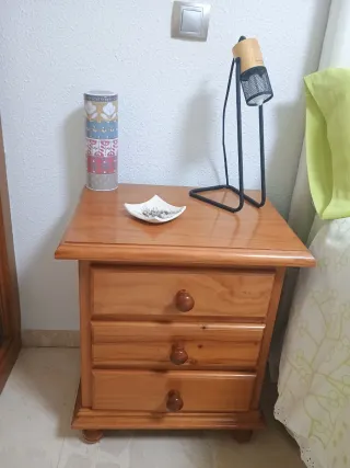 Cómoda de madera con espejo y 2 mesitas