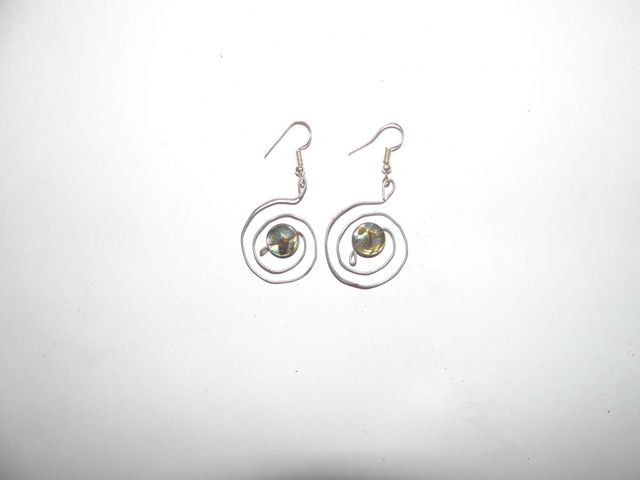 Pendientes hechos a mano alambre espiral con disco
