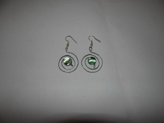 Pendientes hechos a mano alambre espiral con disco