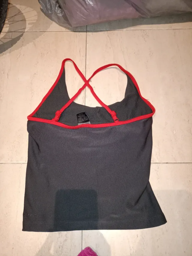 Top deportivo Nike negro y rojo