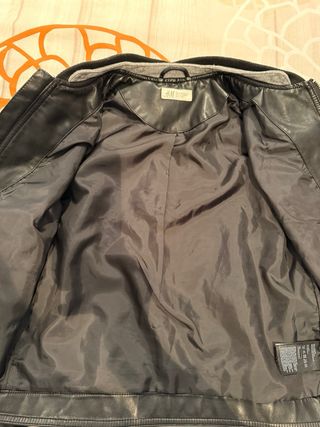 Chaqueta negra estilo motero