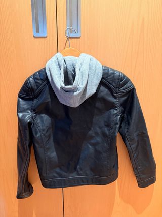 Chaqueta negra estilo motero