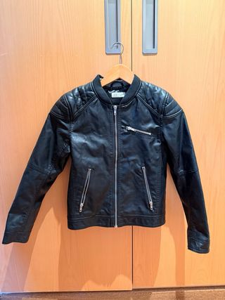 Chaqueta negra estilo motero