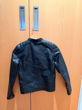 Chaqueta negra estilo motero