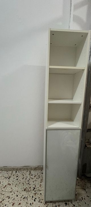Guardaroba a scaffali bianco e grigio