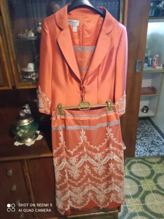 Traje de fiesta naranja con encaje