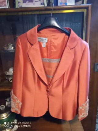 Traje de fiesta naranja con encaje