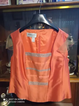 Traje de fiesta naranja con encaje