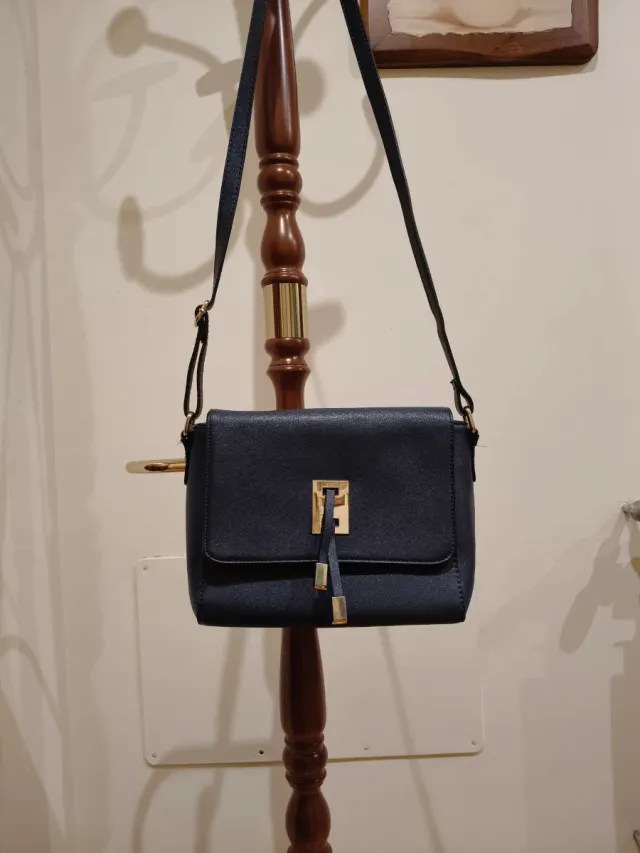 Bolso con Detalles Dorados