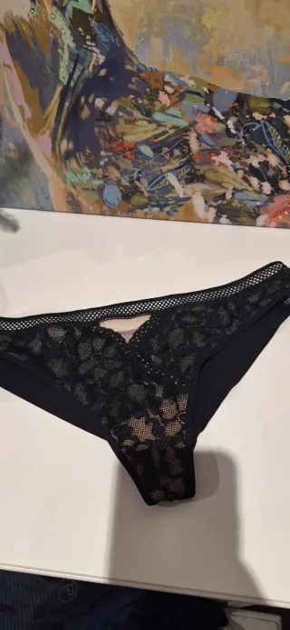 Tanga de encaje negro y beige