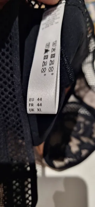 Tanga de encaje negro y beige