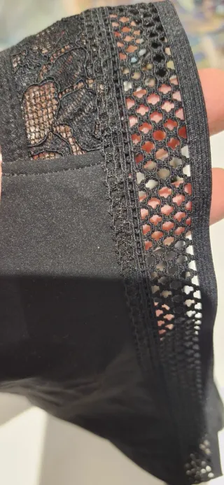 Tanga de encaje negro y beige