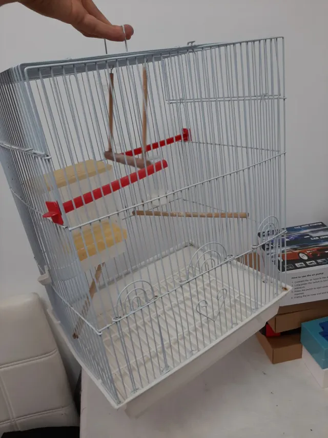 Jaula para pájaros plateada y blanca