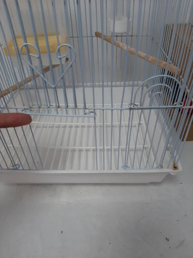 Jaula para pájaros plateada y blanca