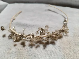 Diadema pedrería beige y plata
